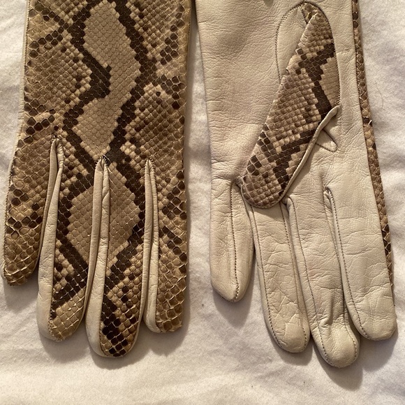 NEW SAKS FIFTH AVENUE genuine leather GLOVES w/silk lining sz 7 ITALY - Picture 3 of 10